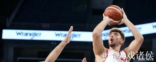 申京错位内线得分，火箭领先1分，比赛仅剩2.3秒